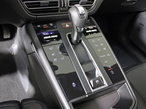 Certified 2026 Porsche Macan AWD/4WD image 28