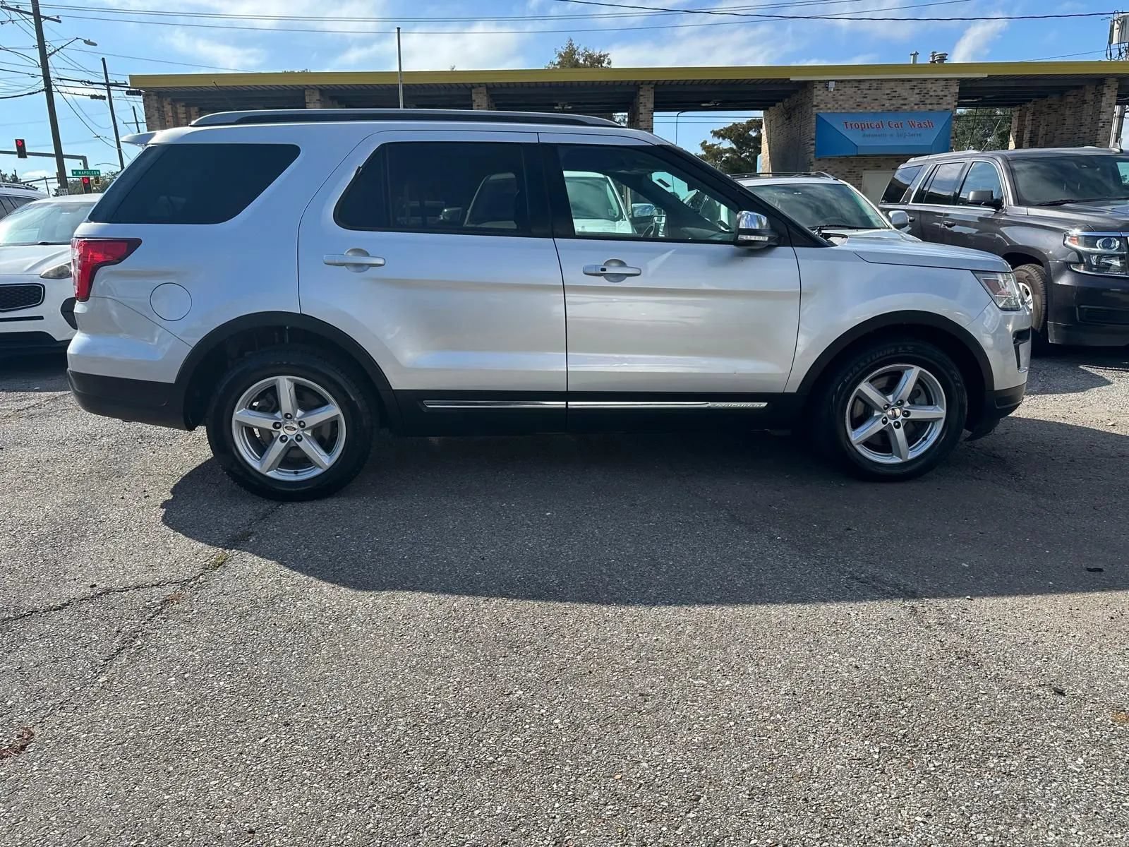 Used 2018 Ford Explorer XLT w/ Equipment Group 201A FWD image 5