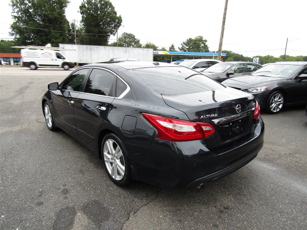 Used 2017 Nissan Altima 3.5 SL w/ 3.5SL Technology Package FWD image 5