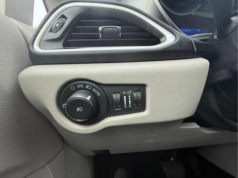 Used 2024 Chrysler Pacifica Touring-L image 25