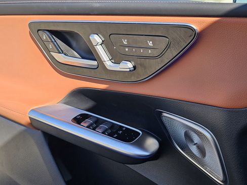 Used 2025 Mercedes-Benz GLC 300 4MATIC image 9