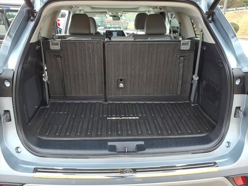 Used 2021 Toyota Highlander Platinum image 18