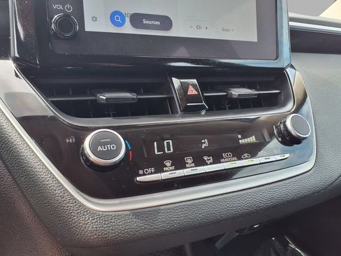 Used 2025 Toyota Corolla LE FWD image 9
