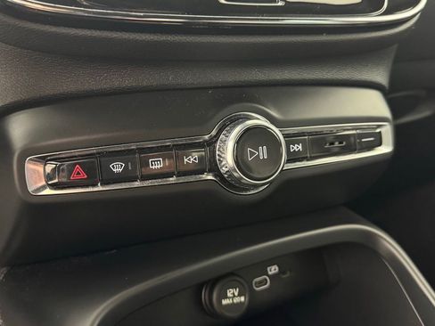 Used 2024 Volvo XC40 B5 Core image 21