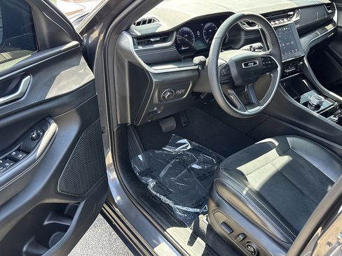 Used 2023 Jeep Grand Cherokee Altitude RWD image 15