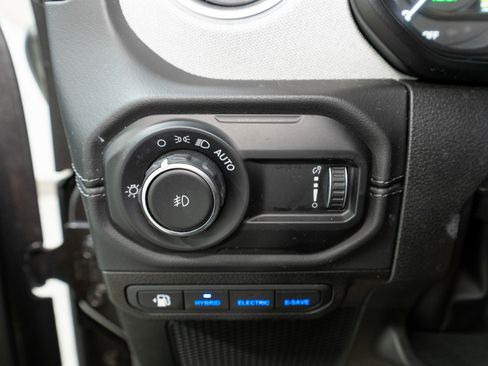 Used 2025 Jeep Wrangler Unlimited Sahara AWD/4WD image 31