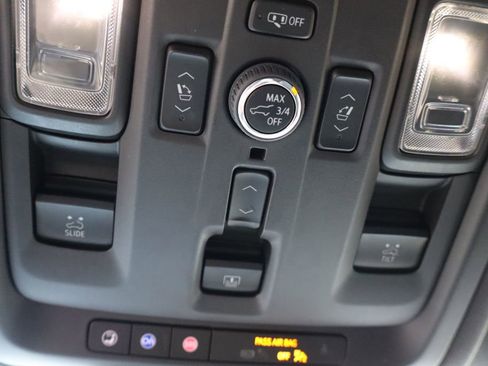 Used 2023 Chevrolet Suburban Premier image 28