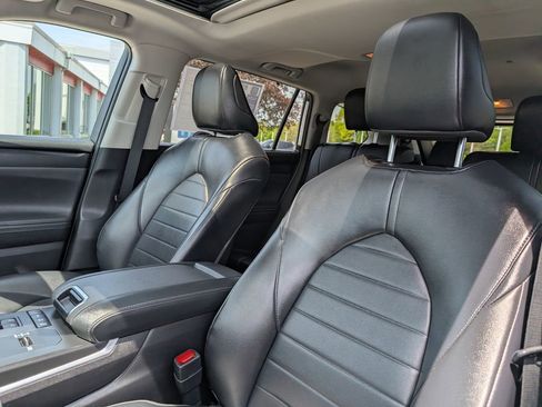 Used 2022 Toyota Highlander XLE AWD/4WD image 19