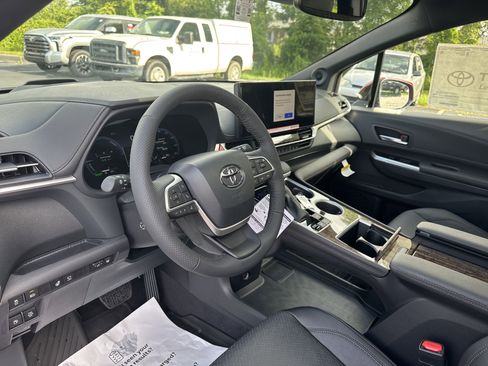New 2025 Toyota Sienna Platinum image 17