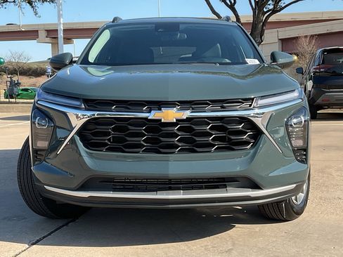 Used 2025 Chevrolet Trax LT image 3