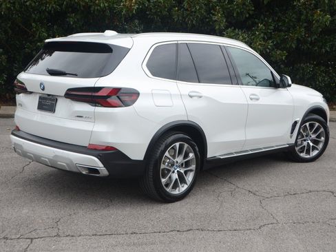Used 2025 BMW X5 xDrive50e AWD/4WD image 3
