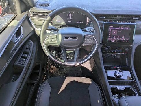 New 2025 Jeep Grand Cherokee Altitude image 14