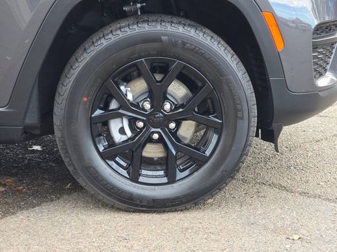 New 2025 Jeep Grand Cherokee Altitude image 33