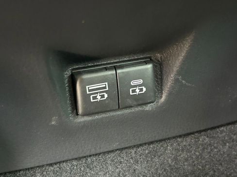 Used 2025 Toyota Camry SE w/ Convenience Package FWD image 21