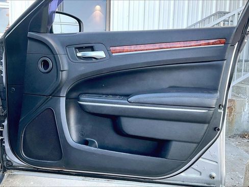 Used 2014 Chrysler 300 image 22