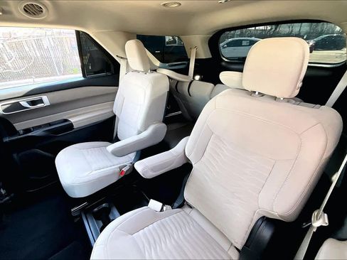 Used 2020 Ford Explorer XLT image 19