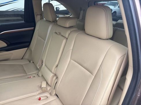 Used 2017 Toyota Highlander Limited AWD/4WD image 19
