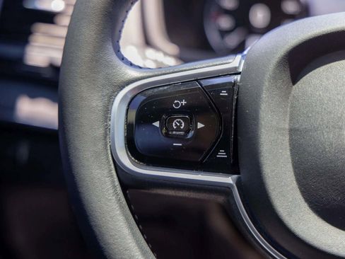 Used 2020 Volvo XC90 T5 Momentum w/ Protection Package Premier image 20