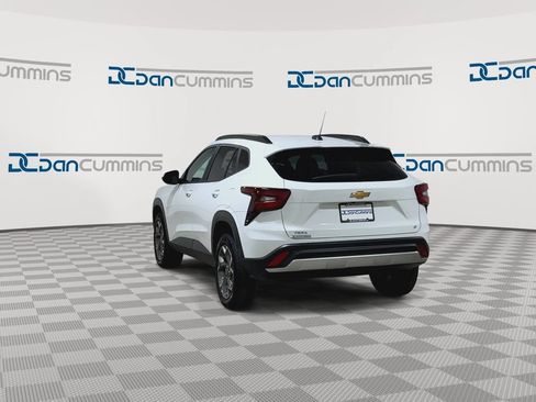 Used 2025 Chevrolet Trax LT FWD image 8