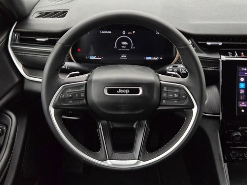 Used 2025 Jeep Grand Cherokee L Laredo RWD image 21