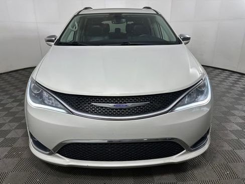 Used 2019 Chrysler Pacifica Limited image 8