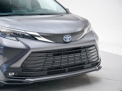 Used 2025 Toyota Sienna XLE image 9