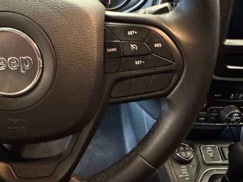 Used 2019 Jeep Cherokee Trailhawk w/ Comfort/Convenience Group AWD/4WD image 12