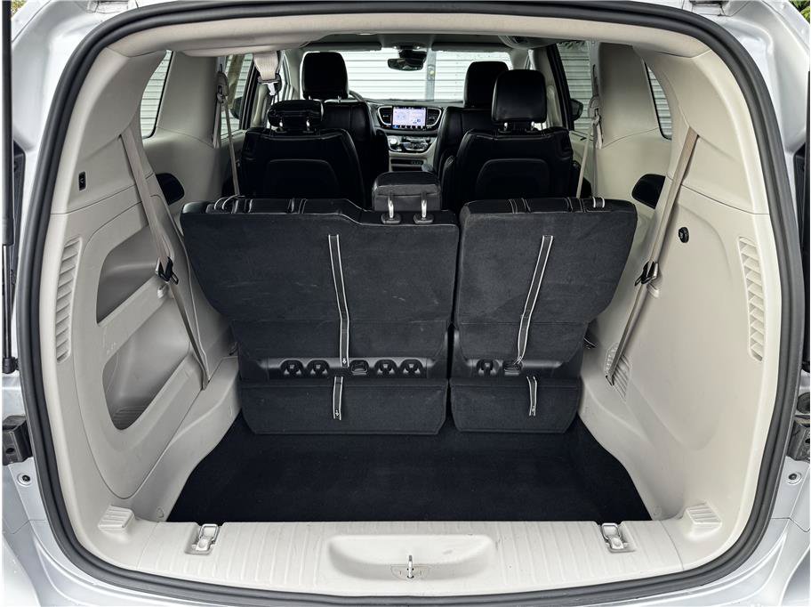 Used 2024 Chrysler Pacifica Touring-L FWD image 28