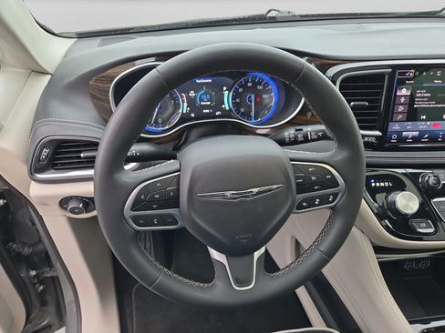Used 2023 Chrysler Pacifica Limited FWD image 20