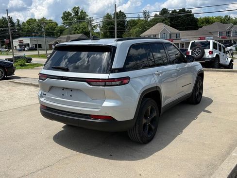 Used 2023 Jeep Grand Cherokee Altitude AWD/4WD image 6