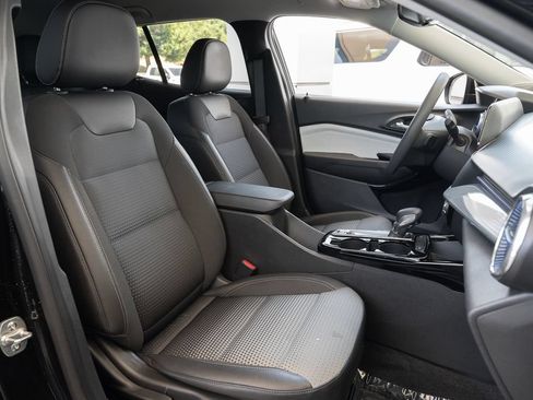 Used 2025 Chevrolet Trax LT FWD image 38