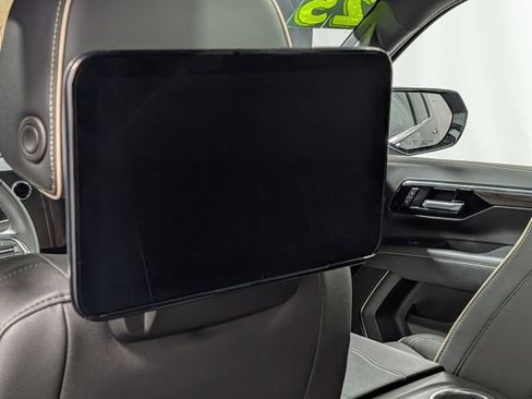 Used 2025 Chevrolet Suburban Premier image 16