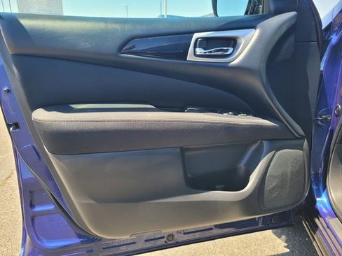 Used 2017 Nissan Pathfinder SV w/ SV Cold Weather Package FWD image 18