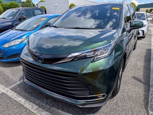 Used 2023 Toyota Sienna XLE FWD image 2
