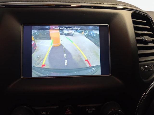 Used 2021 Jeep Grand Cherokee Laredo AWD/4WD image 26