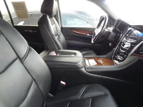 Used 2016 Cadillac Escalade ESV Luxury image 10