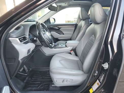 Certified 2021 Toyota Highlander XLE image 16