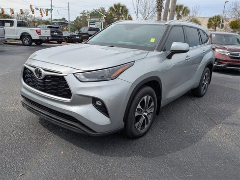 Certified 2023 Toyota Highlander XLE image 9