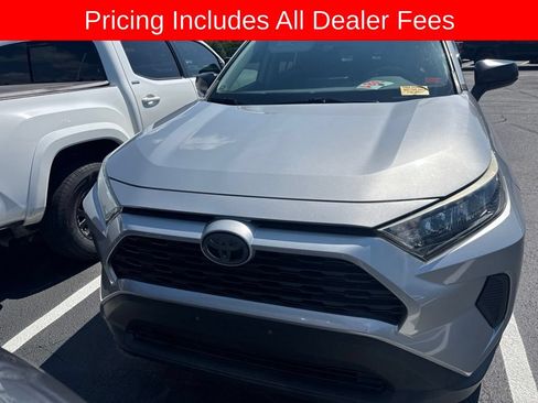 Used 2019 Toyota RAV4 LE FWD image 2