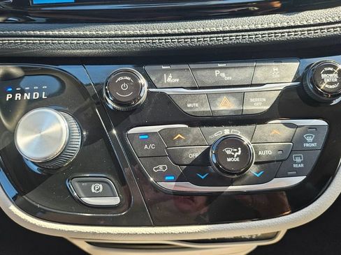 Used 2023 Chrysler Pacifica Touring-L FWD image 37