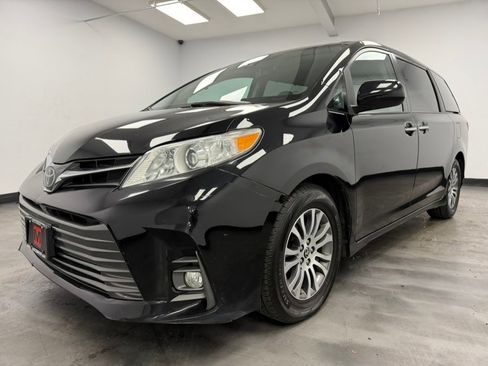 Used 2020 Toyota Sienna XLE image 6