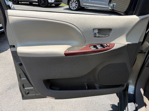 Used 2012 Toyota Sienna XLE FWD image 13