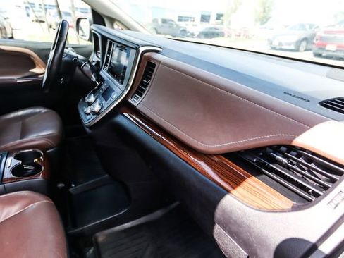 Used 2017 Toyota Sienna Limited Premium image 43