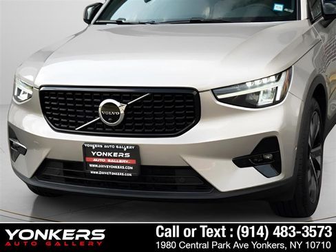 Used 2023 Volvo XC40 B5 Ultimate w/ Protection Package Premier image 13