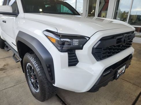 Certified 2025 Toyota Tacoma TRD Off-Road AWD/4WD image 6