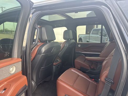 Used 2025 Lincoln Navigator Reserve image 10