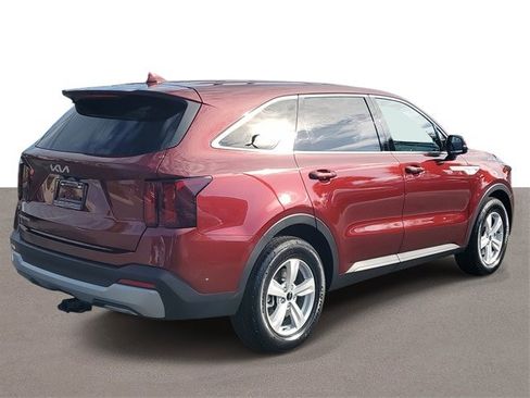 Used 2025 Kia Sorento LX image 4