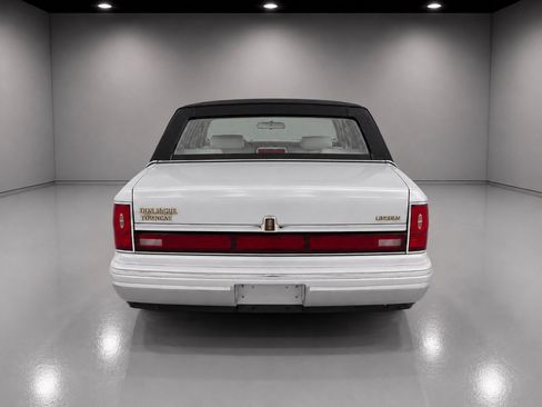 Used 1992 Lincoln Town Car Signature RWD image 4