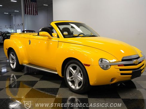 Used 2004 Chevrolet SSR w/ Preferred Equipment Group RWD image 17