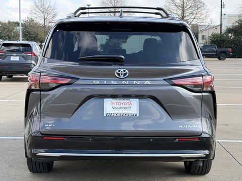 Used 2025 Toyota Sienna Platinum image 5
